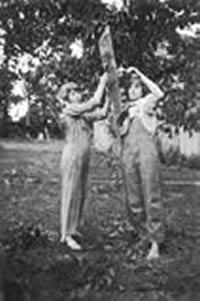 Bertha & Marie Huber hanging clothes on the clothesline in about 1922